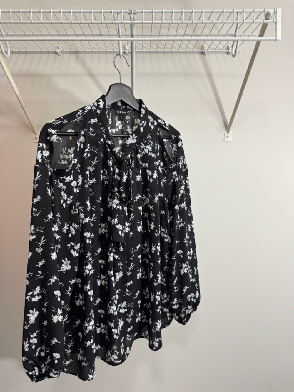Torrid Black and White Floral Open Shoulder Tie-Neck Blouse Size 1